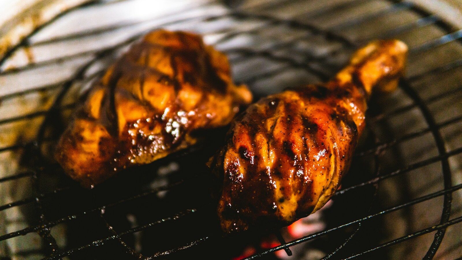 Ayam dibakar di atas panggangan arang