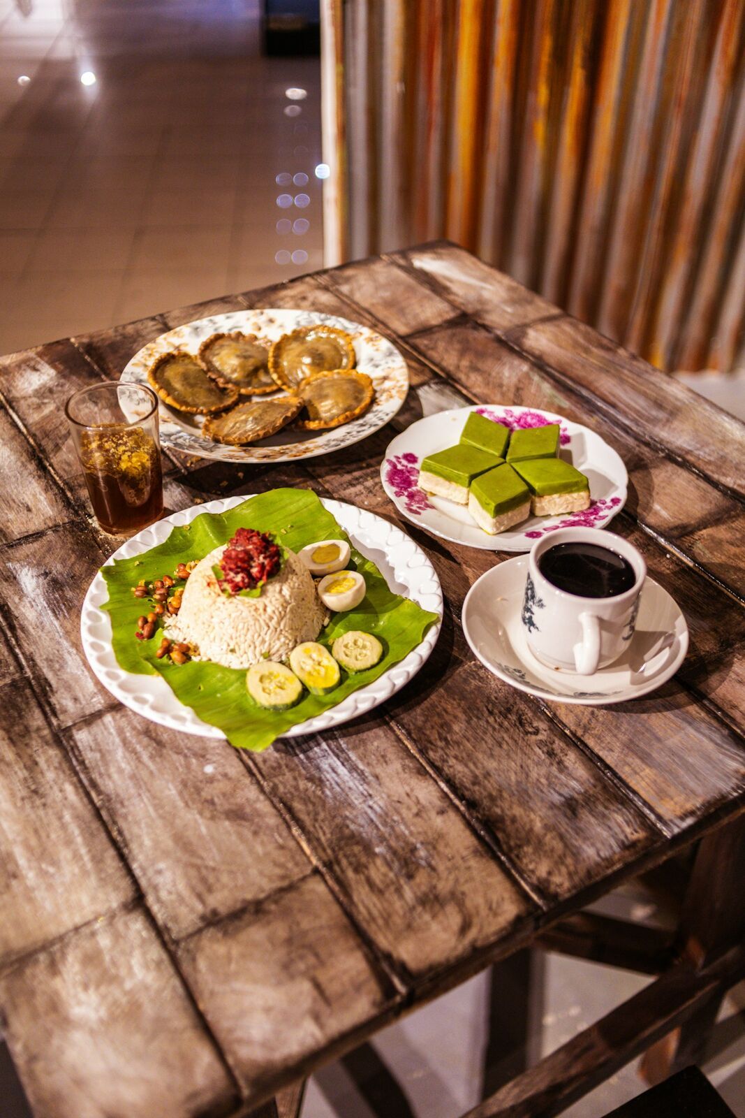 Meja kayu dengan aneka hidangan dan secangkir kopi
