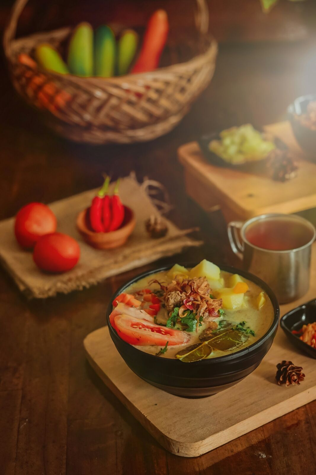 Cabai, rempah, dan bumbu segar di atas meja kayu